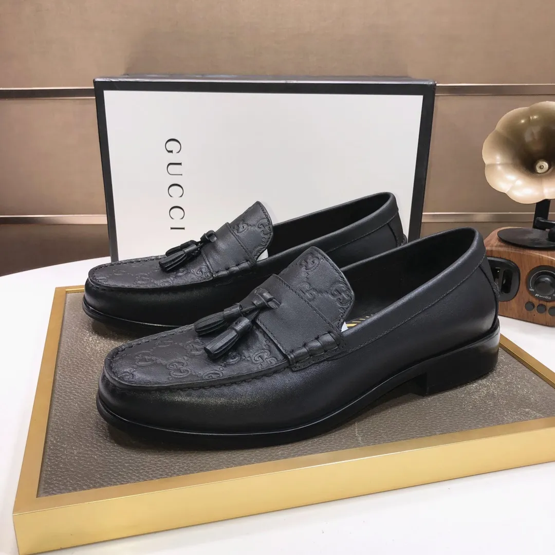 Factory batch 580💰Italy’s top luxury men’s shoe giant (GUCCI) (Gucci) (full cowhide lining) new arrival🍃Original European style🔰 Pleasant to the eye😍In order to make the shoes more durable and non-deformable🌀The production continues to follow traditional methods but there is still no lack of innovation💪Select original cowhide for the leather♻️Smooth, natural and extra bright⭐Made of imported cowhide The rich man’s first choice 38-45 (45 customized)